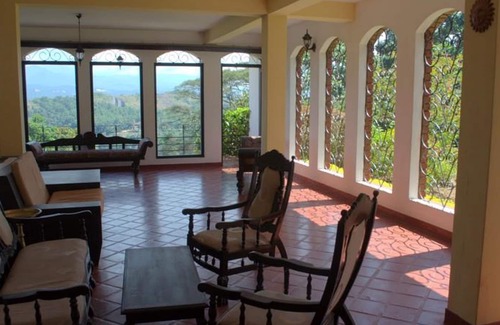 Tennekumbura Hotel | Discover Mahaweli Regent Hotel: Family-Friendly Comfort