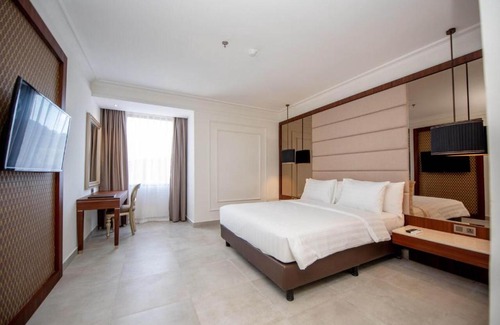 Singkawang Hotel | Relax at Mahkota Hotel Singkawang with Oceanfront Amenities