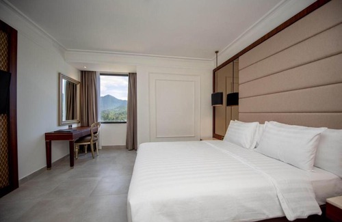 Singkawang Hotel | Relax at Mahkota Hotel Singkawang with Oceanfront Amenities