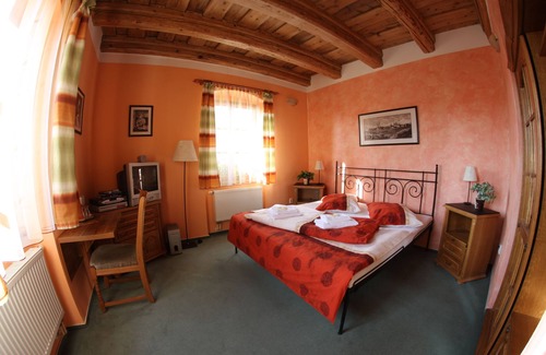 Jihlava Hotel | Inviting Mahleruv Penzion Na Hradbách with Spa & Restaurant
