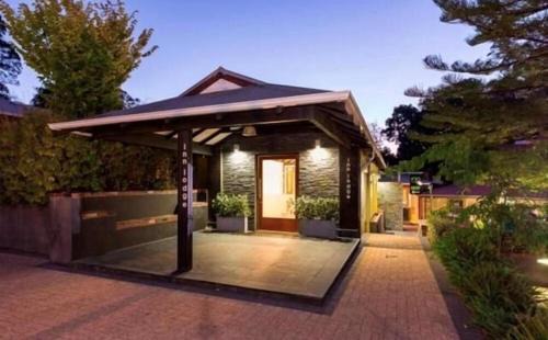 Mahogany Creek Hotel | Inviting Mahogany Inn and Distillery: Family-Friendly Stay
