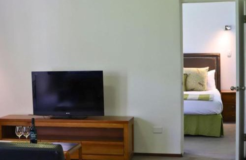 Mahogany Creek Hotel | Inviting Mahogany Inn and Distillery: Family-Friendly Stay