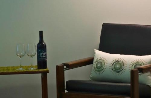 Mahogany Creek Hotel | Inviting Mahogany Inn and Distillery: Family-Friendly Stay