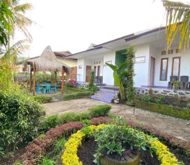 Moni House | Budget-Friendly Mahoni Guest House with Breakfast & Kids' Area