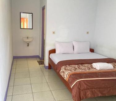 Moni House | Budget-Friendly Mahoni Guest House with Breakfast & Kids' Area
