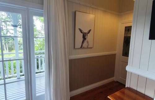 Mount Glorious Cabin | Oceanfront Maiala Park Lodge - Rated 9.5/10 by Guests