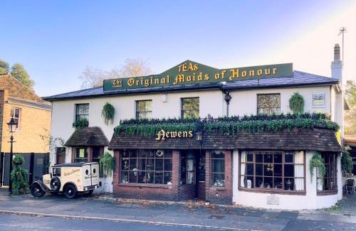 Kew Hotel | Inviting Maids Guest Rooms: Pet-Friendly with Breakfast