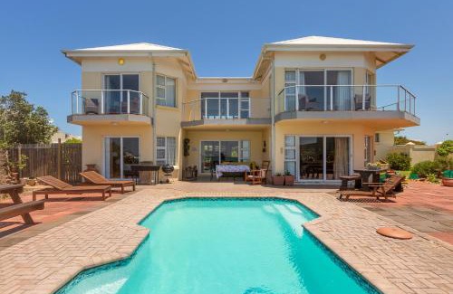 Cape Saint Francis House | Ideal Proximity to Main Beach with Oceanfront Comfort