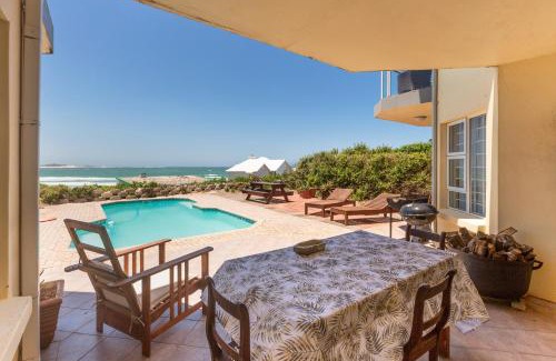Cape Saint Francis House | Ideal Proximity to Main Beach with Oceanfront Comfort