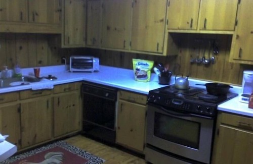 Groveoak Cabin | Experience Fun with Pool Table, Wifi & Lake Views