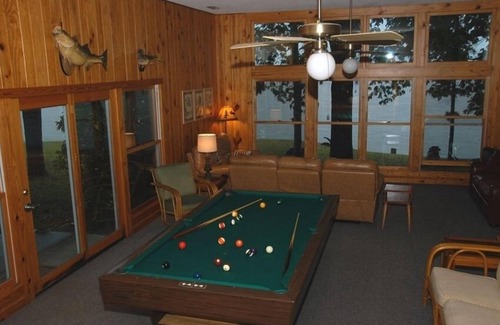 Groveoak Cabin | Experience Fun with Pool Table, Wifi & Lake Views
