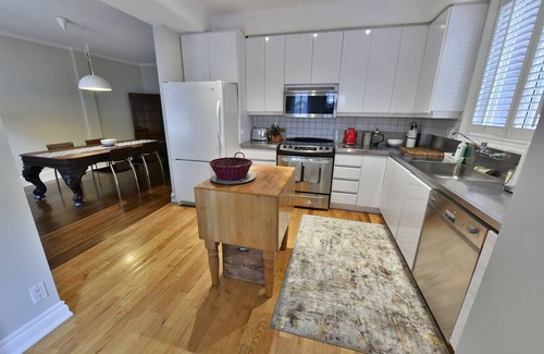 Roncesvalles Village Apartment | Main Floor Apt Steps to High Park, Lake Ontario, dining, shopping;: Private deck