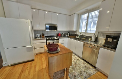 Roncesvalles Village Apartment | Main Floor Apt Steps to High Park, Lake Ontario, dining, shopping;: Private deck