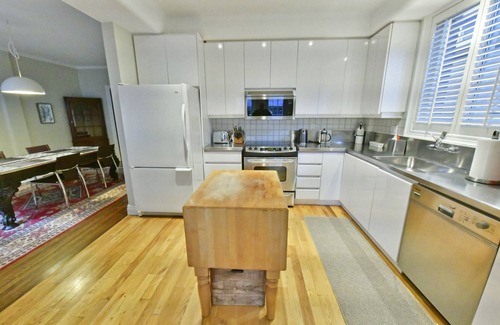 Roncesvalles Village Apartment | Main Floor Apt Steps to High Park, Lake Ontario, dining, shopping;: Private deck