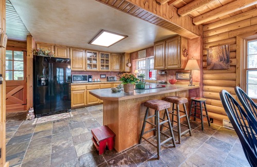 Grantsdale Cabin | Tranquil Main & Guest Cabin with Kitchen and Pond Access