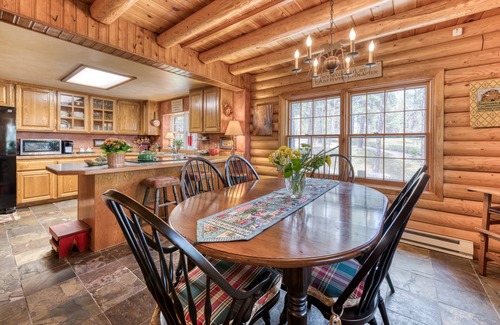 Grantsdale Cabin | Tranquil Main & Guest Cabin with Kitchen and Pond Access