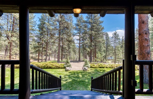 Grantsdale Cabin | Tranquil Main & Guest Cabin with Kitchen and Pond Access