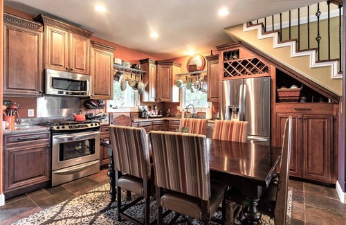 Austin House | Inviting Main House & Cabin Retreat with Spa and Breakfast
