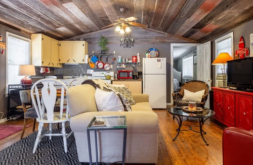 Austin House | Inviting Main House & Cabin Retreat with Spa and Breakfast