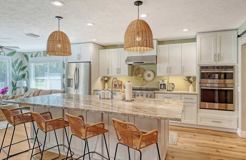Bradenton House | Main House + Guest House | Hot Tub | Heated Pool | 5 King Beds | IMG | Generatio