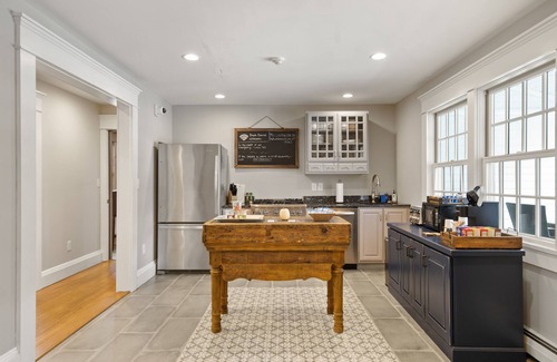 West Dover Hotel | Discover Suite 204 at Main Lodge with Pool & Breakfast