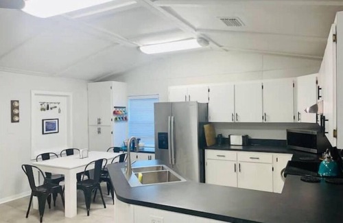 Weeki Wachee Gardens House | Experience Main River House: Kayaks, Game Room & More!