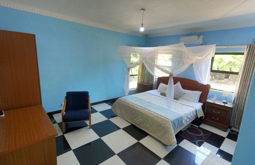 Senga Bed & Breakfast | Top-Rated Main Stream Beach Villa with Pool and Spa