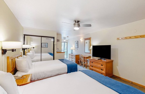 West End Cabin | Main Street gem - pool & hot tub - walk to lifts, dog-friendly, balcony
