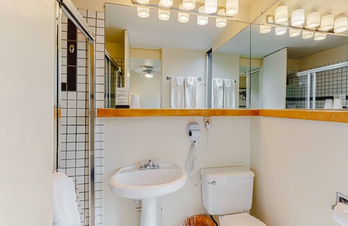West End Cabin | Main Street gem - pool & hot tub - walk to lifts, dog-friendly, balcony