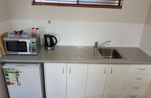 Pialba Hotel | High-Rated Stays at Main Street Motel with Pool & Dining