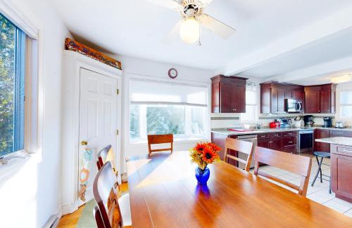 Vineyard Haven Apartment | Family-Friendly Retreat at Main Street Upper - Pet Welcome!