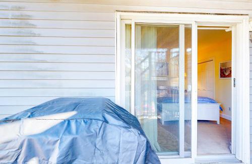 Vineyard Haven Apartment | Family-Friendly Retreat at Main Street Upper - Pet Welcome!
