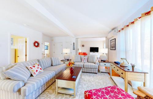 Vineyard Haven Apartment | Family-Friendly Retreat at Main Street Upper - Pet Welcome!