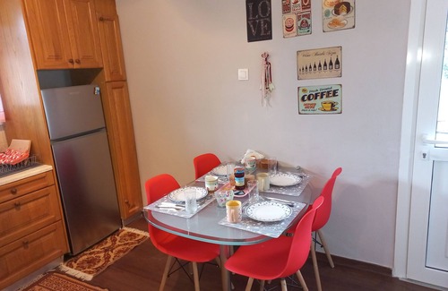 Vitina Apartment | Relaxing Retreat at Mainalo View House - Family Friendly Stay