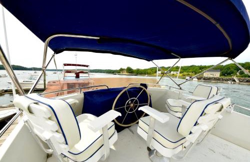 Damariscotta Boat Rental | Oceanfront Retreat at Maine Bed & Boat, Rated 10/10