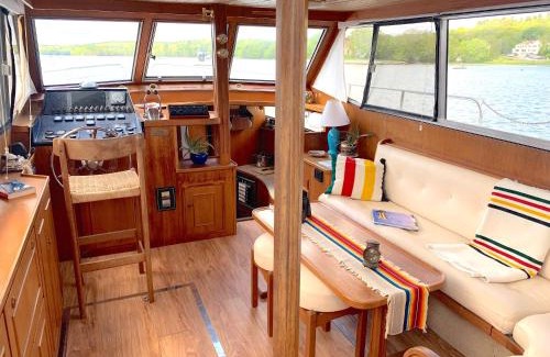 Damariscotta Boat Rental | Oceanfront Retreat at Maine Bed & Boat, Rated 10/10