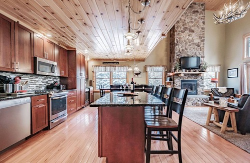Sunday River Area House | Maine Ski House: Fast WiFi, Hot Tub & Family Fun Awaits