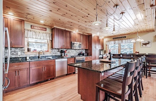 Sunday River Area House | Maine Ski House: Fast WiFi, Hot Tub & Family Fun Awaits