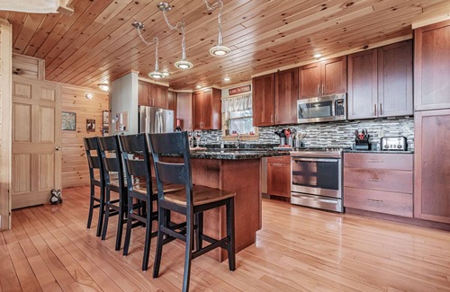 Sunday River Area House | Maine Ski House: Fast WiFi, Hot Tub & Family Fun Awaits