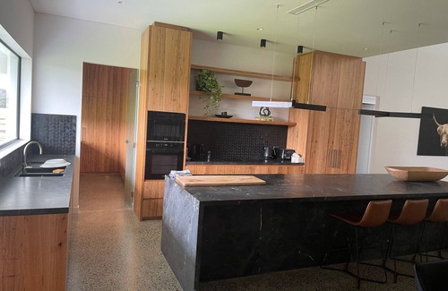 Moss Vale House | Unforgettable Mainhouse @ The Farm with Ocean View & Pool