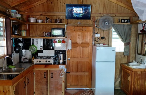Calibishie House | Cozy Mainroad Suite: Family-Friendly with Kitchen & Breakfast
