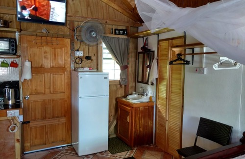 Calibishie House | Cozy Mainroad Suite: Family-Friendly with Kitchen & Breakfast
