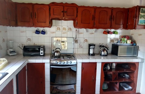 Calibishie House | Cozy Mainroad Suite: Family-Friendly with Kitchen & Breakfast