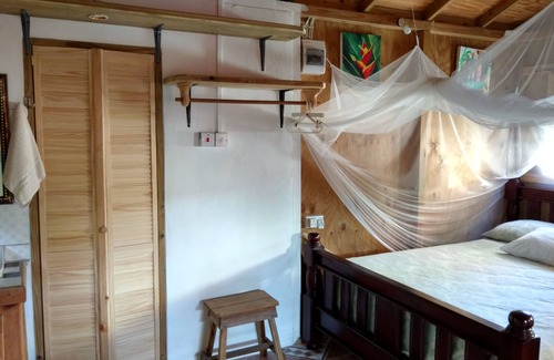Calibishie House | Cozy Mainroad Suite: Family-Friendly with Kitchen & Breakfast