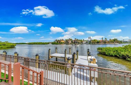 Siesta Key House | Discover Mainsail: Family-Friendly 4-Star Hotel with Pool
