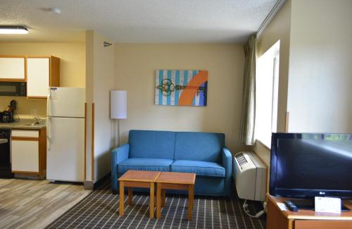 Dubuque Hotel | Pet-Friendly MainStay Suites Dubuque - Family Welcome!