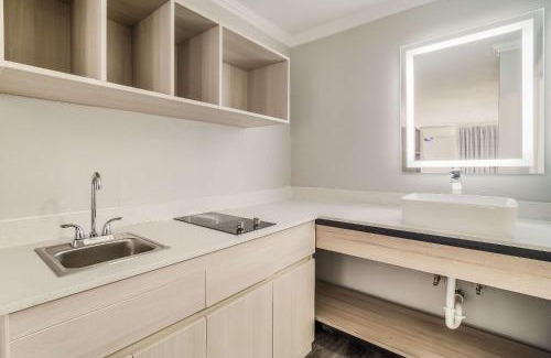 Florence Hotel | Budget-Friendly MainStay Suites Florence with Pool & Breakfast