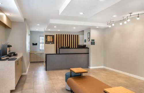 Nassau Bay Hotel | Comfortable MainStay Suites Near NASA with Pool & Ocean Views