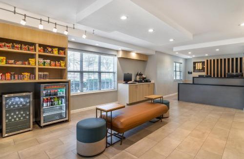 Nassau Bay Hotel | Comfortable MainStay Suites Near NASA with Pool & Ocean Views