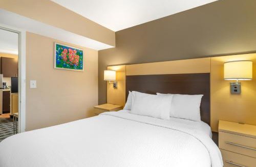 Nassau Bay Hotel | Comfortable MainStay Suites Near NASA with Pool & Ocean Views